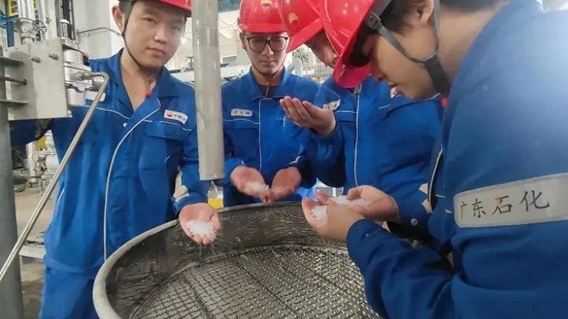 防水胶粘剂施工前基层处理的重要性与规范